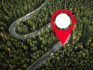 Un marqueur indique l’emplacement d’une Honda sur une route boisée suivie par Honda Plus Locate.