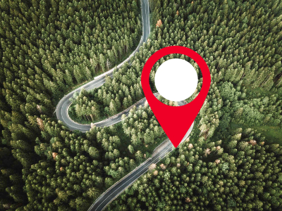 Un marqueur indique l’emplacement d’une Honda sur une route boisée suivie par Honda Plus Locate.