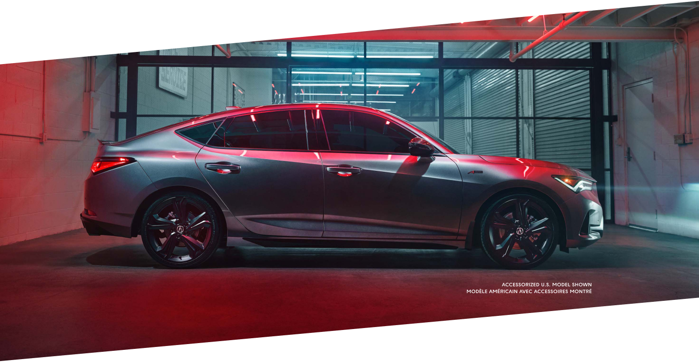 The 2023 Integra right side exterior stationary in dark | Vue extérieure latérale droite de l’Integra 2023 stationnée dans l’obscurité.