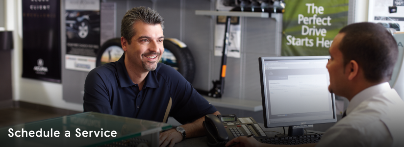 Vue d'un homme assis à un bureau, en interaction avec un spécialiste Acura.