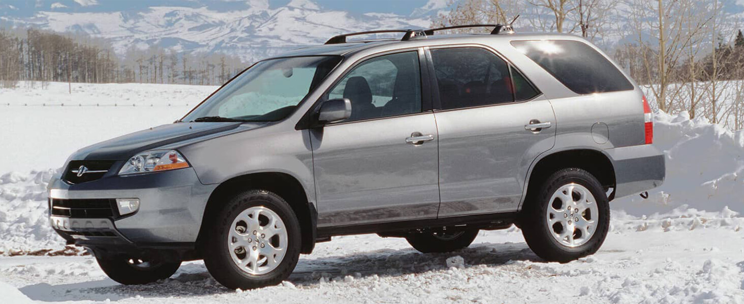 Profile view of the 2000 Acura MDX crossover SUV. / Vue de profil du VUS multisegment Acura MDX 2000.