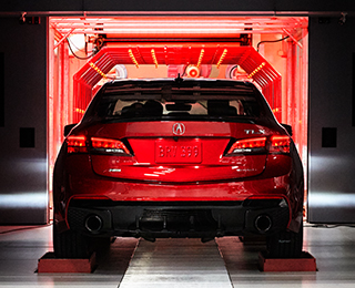 Rear of red Acura PMC TLX. / Vue arrière de l’Acura PMC TLX rouge.